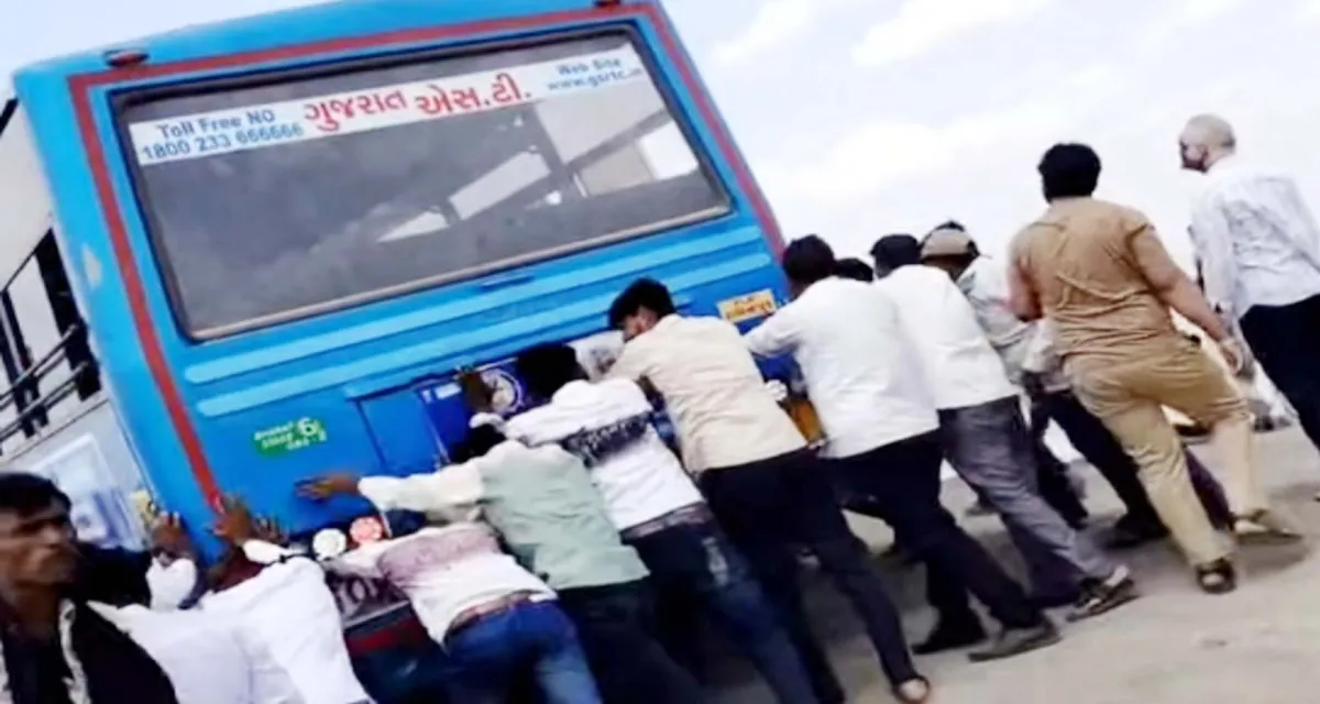 'એસટી બસની સવારી, સલામત સવારી'ના સૂત્રો પોકળ : મુસાફરોએ બસને ધક્કો મારી મુકામ સુધી પહોંચાડી