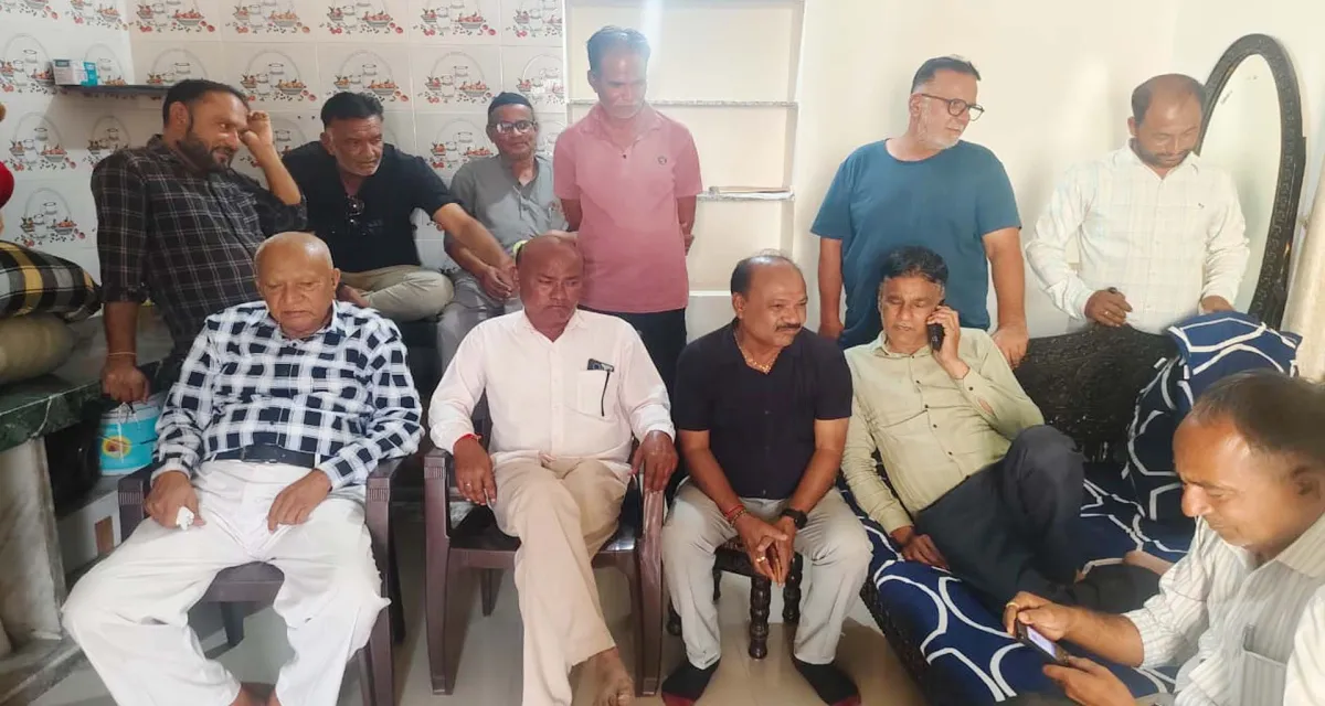 જુનાડીસામાં રાજકીય બગાવત: 'આયાતી નહીં, સ્થાનિક જોઈએ' - ઉમેદવાર મામલે ઉગ્ર વિરોધ