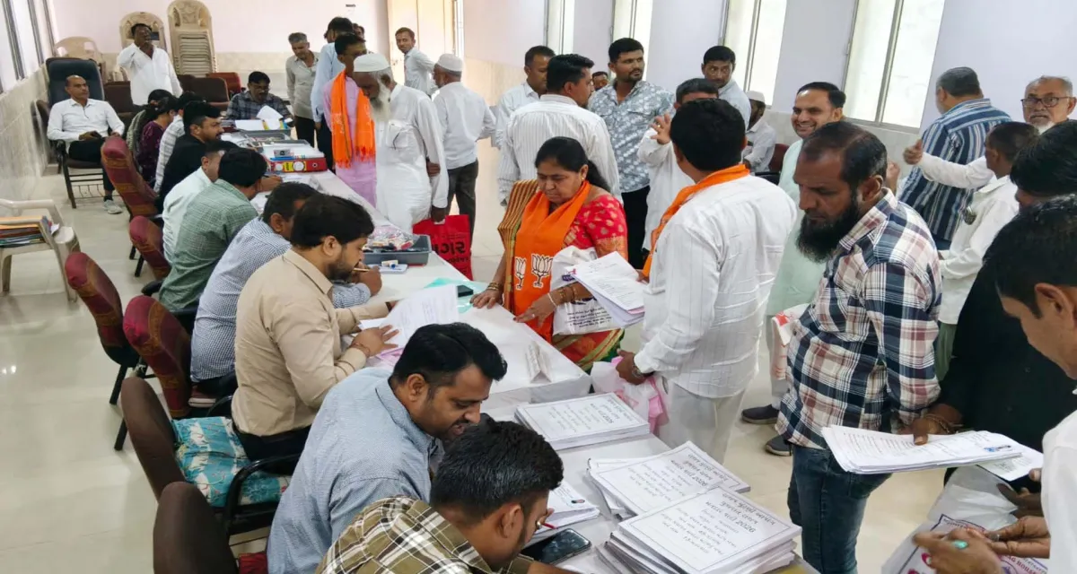 વડગામમાં ચૂંટણીનો ગરમાવો : ફોર્મ ભરવાના અંતિમ દિવસે ઉમેદવારોનો ધસારો, જિ.પં.માં 34 અને તા.પં.માં 101 ફોર્મ ભરાયા