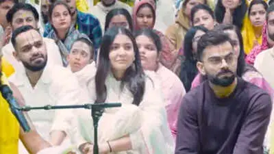 ગળામાં માળા અને કપાળ પર તિલક લગાવીને, વિરાટ અને અનુષ્કા પ્રેમાનંદ મહારાજ શરણાર્થે