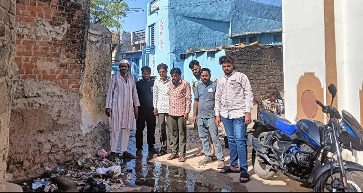 ડીસાના ગંજીપૂરામાં છેલ્લા ૧૦ વર્ષથી વિકાસ 'વેરન', રોડ-રસ્તા અને ગટર મુદ્દે નગરપાલિકા સામે પ્રજાનો પ્રચંડ રોષ