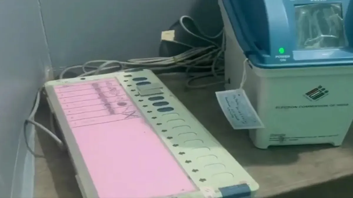 બંગાળમાં મતદાન દરમિયાન TMCનો આરોપ, EVMમાં BJPના બટન પર ટેપ ચોંટાડવામાં આવી,