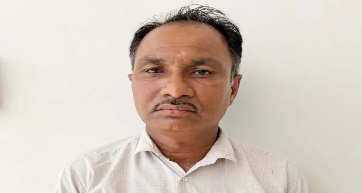 ડીસામાં ACBનો સપાટો : રામપુરા દામા ગામના તલાટી 15 હજારની લાંચ લેતા ઝડપાયા 