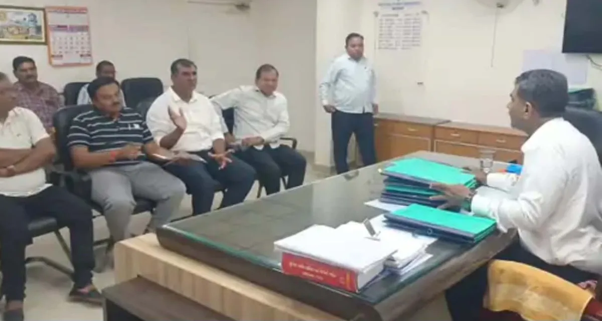 શિક્ષકોનો હુંકાર! વસ્તી ગણતરીમાં વિસંગતતા મુદ્દે મહેસાણામાં અધિક કલેક્ટરને આવેદન આપ્યું