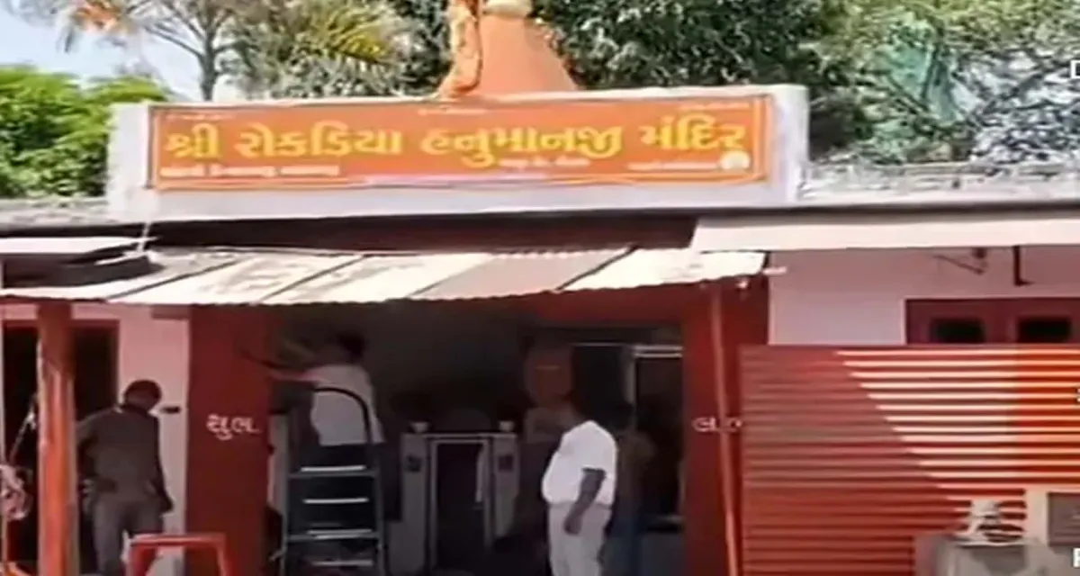 મોડાસામાં પ્રેરણીય કિસ્સો: સરકારી આદેશનું પાલન કરી મંદિરનું દબાણ સ્વેચ્છાએ હટાવાયું