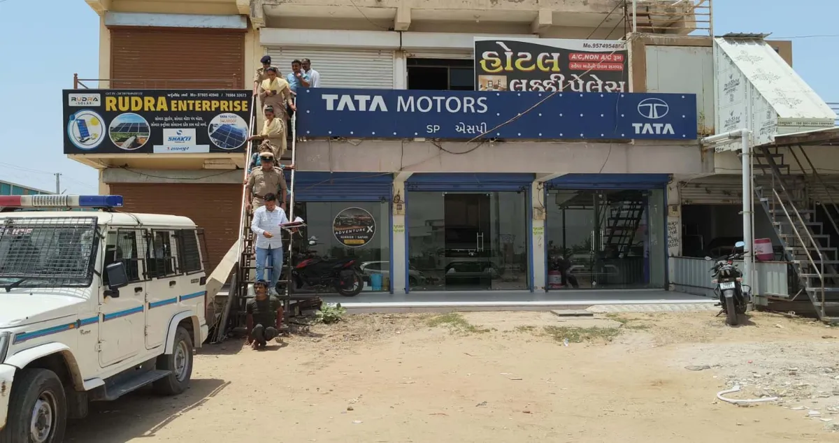 રાધનપુરના લકી ગેસ્ટ હાઉસમાં દેહવ્યાપારની શંકાએ પોલીસનો સપાટો, તપાસનો ધમધમાટ