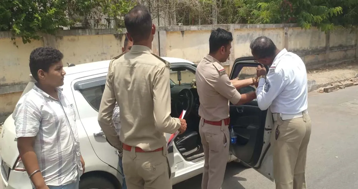 ડીસામાં કાયદો બધા માટે સરખો: પોલીસ લાઇન બહાર જ કાળા કાચ વાળી પોલીસ ગાડીઓ થઈ ડિટેઇન!