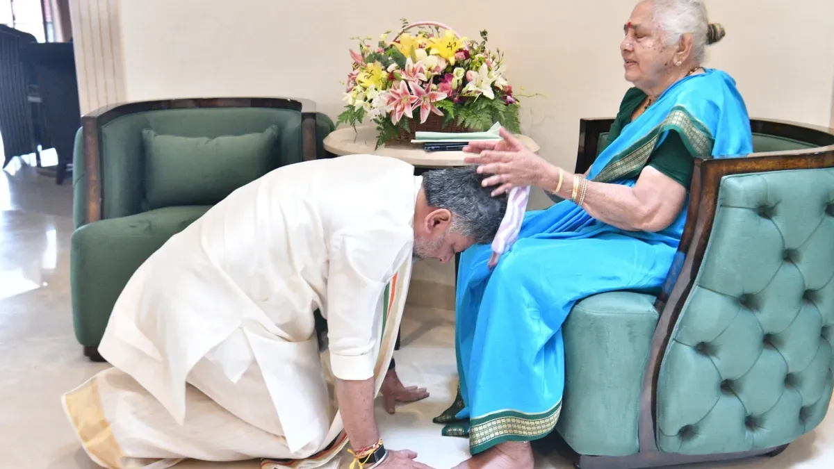 શપથ ગ્રહણ સમારોહ પહેલા એક ભાવનાત્મક ક્ષણ, ડીકે શિવકુમાર મુખ્યમંત્રી તરીકે શપથ લેતા પહેલા માતાના આશીર્વાદ લેતા જોવા મળ્યા