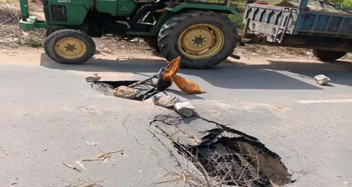 ઓગડના કાકર-પાદેડી રોડ પર મસમોટો ભુવો પડ્યો, વાહનચાલકો ભારે પરેશાન
