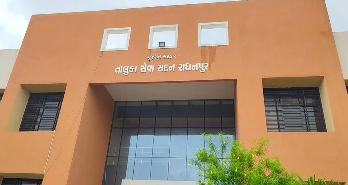 રાધનપુરમાં રેશનકાર્ડ બંધ થતાં ગંભીર સવાલો, સાચા લાભાર્થીઓ 4 મહિનાથી અનાજથી વંચિત