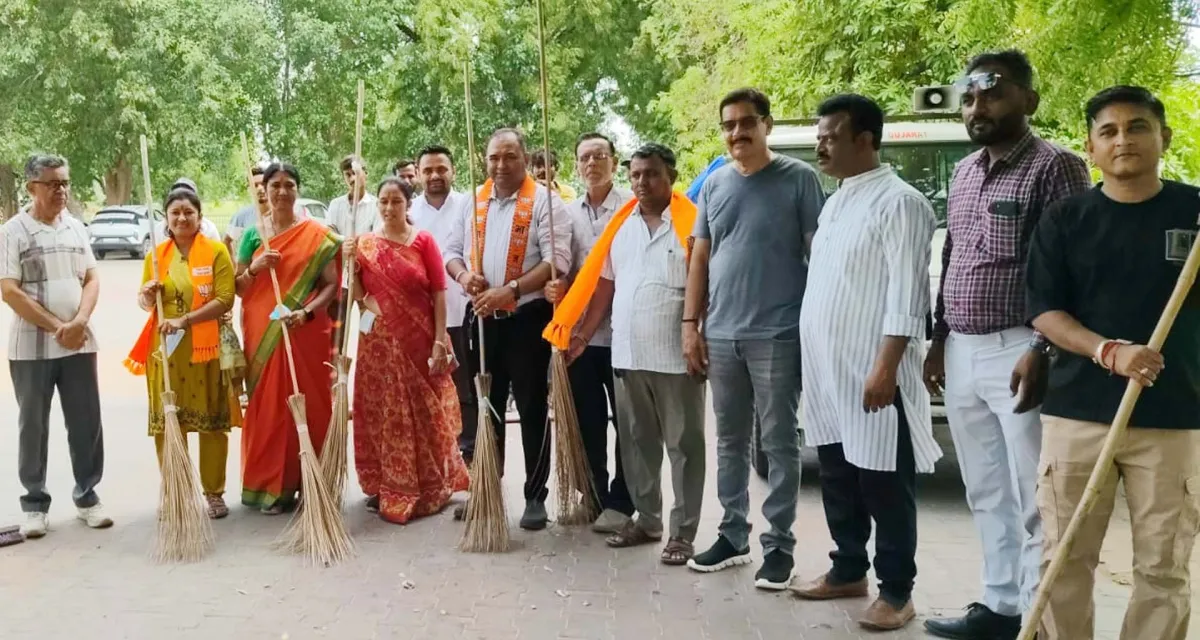 પાટણના ઐતિહાસિક સ્થળ રાણી કી વાવ ખાતે ભાજપ દ્વારા 'સ્વચ્છતા અભિયાન' યોજાયું