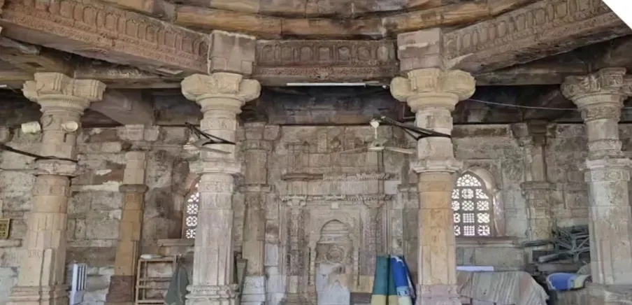 ભરૂચની 700 વર્ષ જૂની જામા મસ્જિદમાં હિન્દુ દેવતાઓ અને જૈન તીર્થંકરોની મૂર્તિઓ મળી આવવાનો દાવો