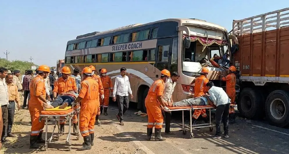 વડોદરામાં ટ્રક અને લક્ઝરી બસ વચ્ચે 1વચ્ચે અકસ્માત, 6 લોકોના મોત, 20 ઘાયલ