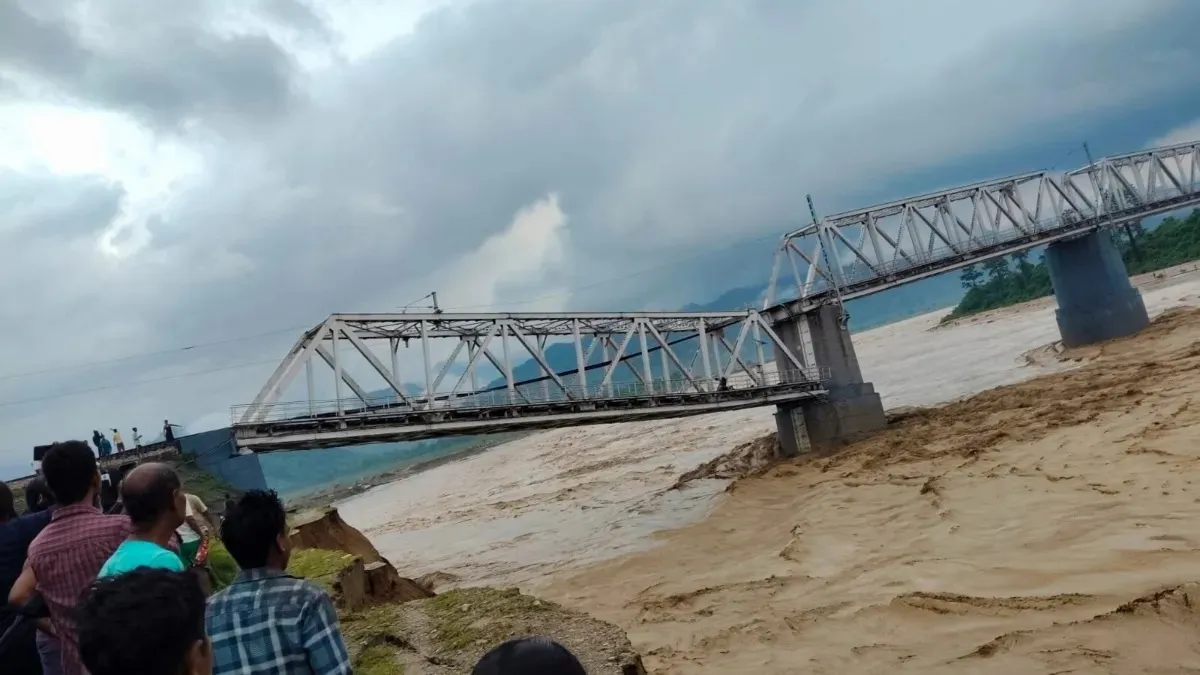 આસામમાં ભારે વરસાદે તબાહી મચાવી, પુલ પણ તૂટી પડ્યો