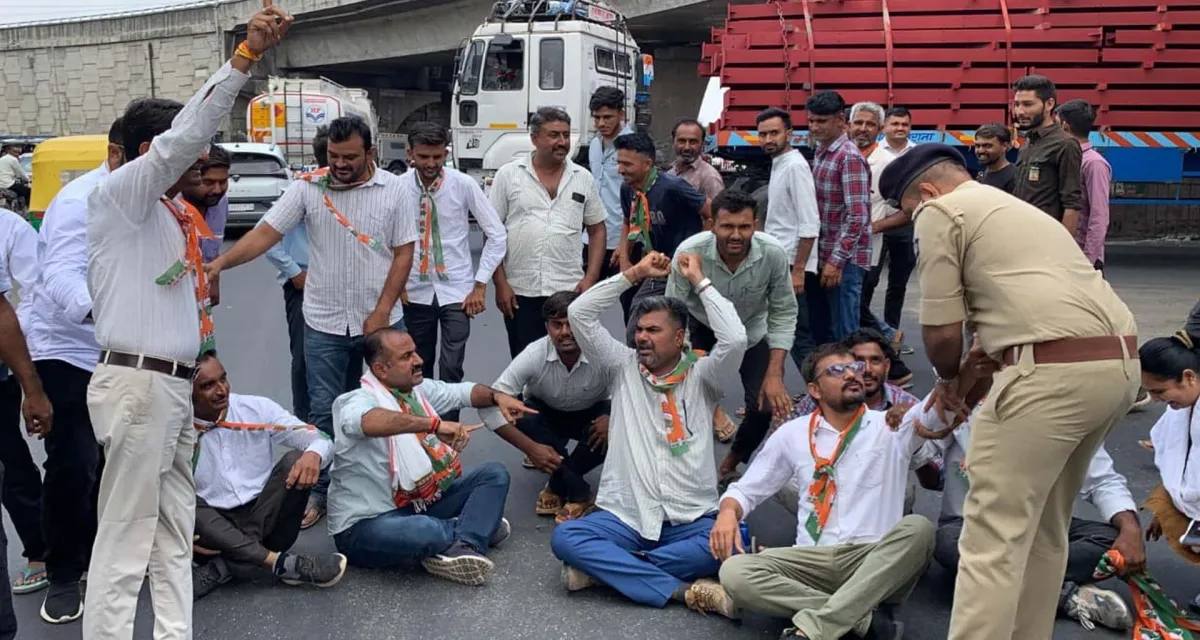 ડીસામાં ખેડૂત ગર્જના: કોંગ્રેસે આખોલ ચાર રસ્તા જામ કર્યા