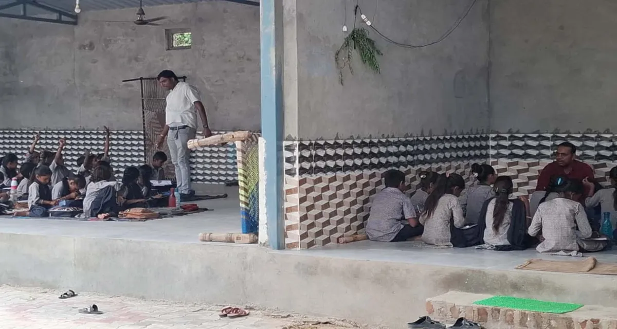 કસલપુરા: જર્જરિત ભવન કે શાળાનો અભાવ? બાળકો માટે મંદિરનો શેડ જ સહારો