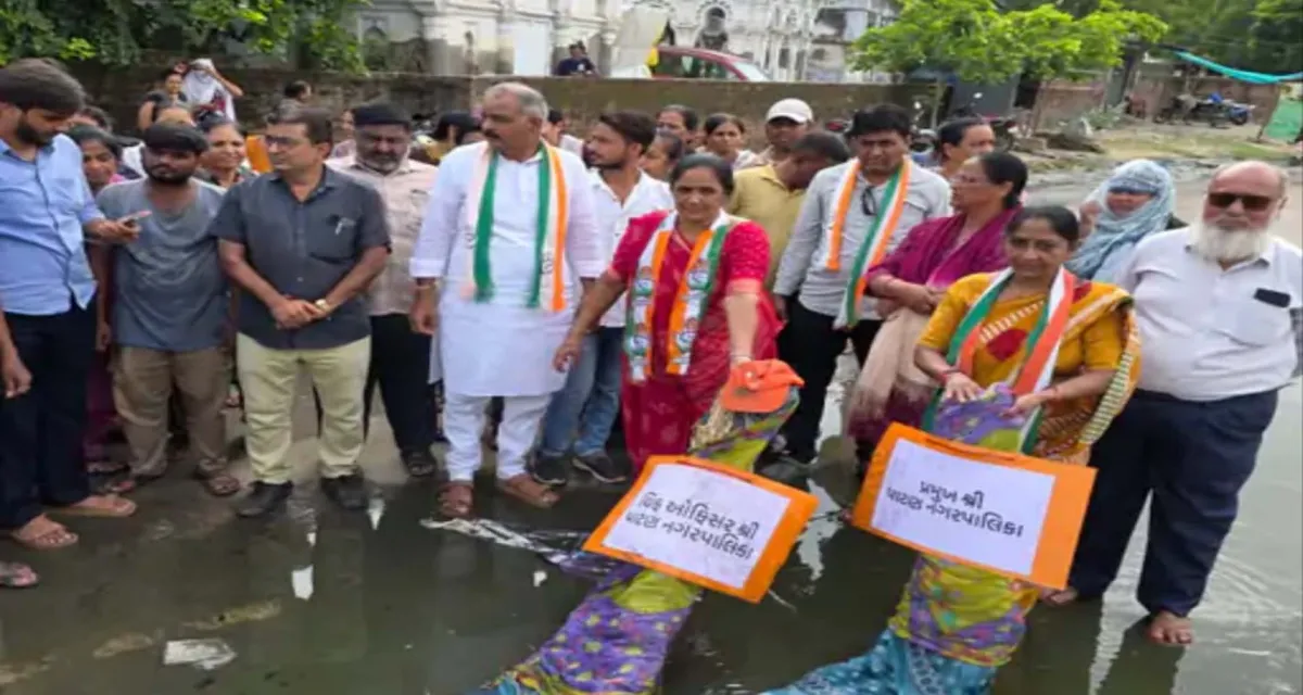 પાટણમાં ગટરની સમસ્યાથી તોબા: લોકોએ પ્રમુખ અને ચીફ ઓફિસરના પૂતળા પાણીમાં તરતા મૂક્યા