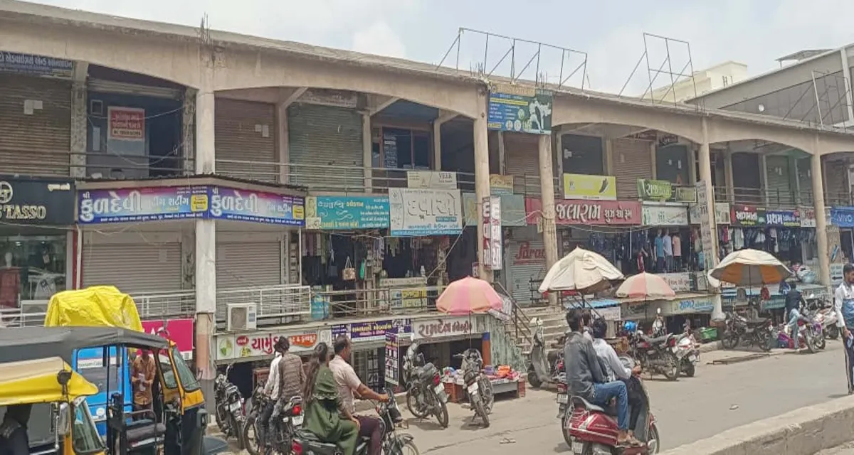 ડીસા નગરપાલિકાની લાલ આંખ : જર્જરિત રાજીવ ગાંધી કોમ્પલેક્ષ ખાલી કરવા વેપારીઓને આખરી નોટિસ