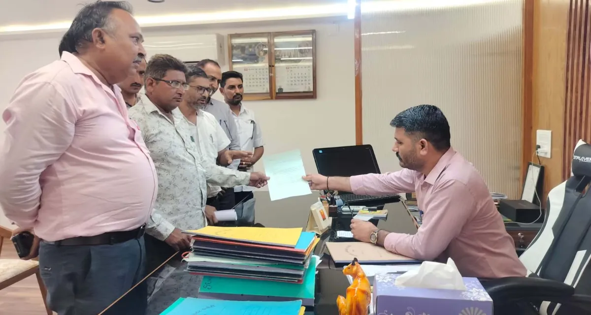 ડીસામાં ગેરકાયદેસર બાંધકામો સામે 'આપ' અને જાગૃત નાગરિકો લાલઘૂમ 