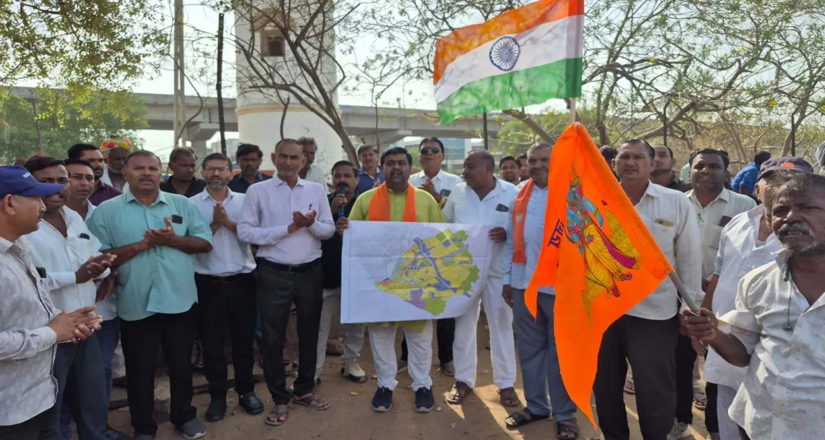 ડીસામાં અર્બન હાટનો વિરોધ: ભાજપ કાર્યકરો અને સ્થાનિકોએ હનુમાન ચાલીસાના પાઠ કર્યા