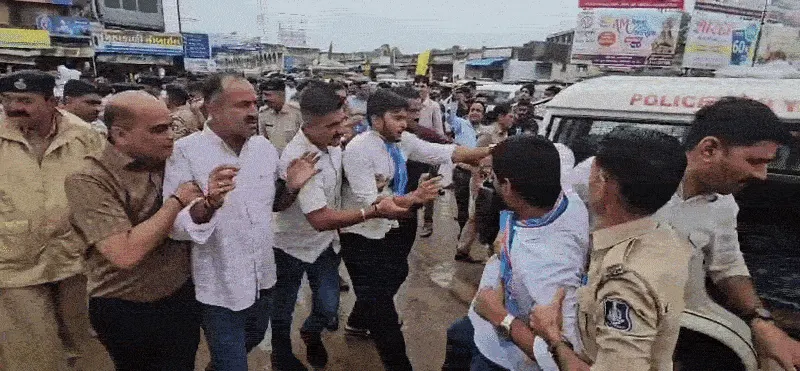 ડીસામાં રેલી યોજે તે પહેલાં જ NSUI અને કોંગ્રેસના કાર્યકરો તથા વિદ્યાર્થીઓની અટકાયત!
