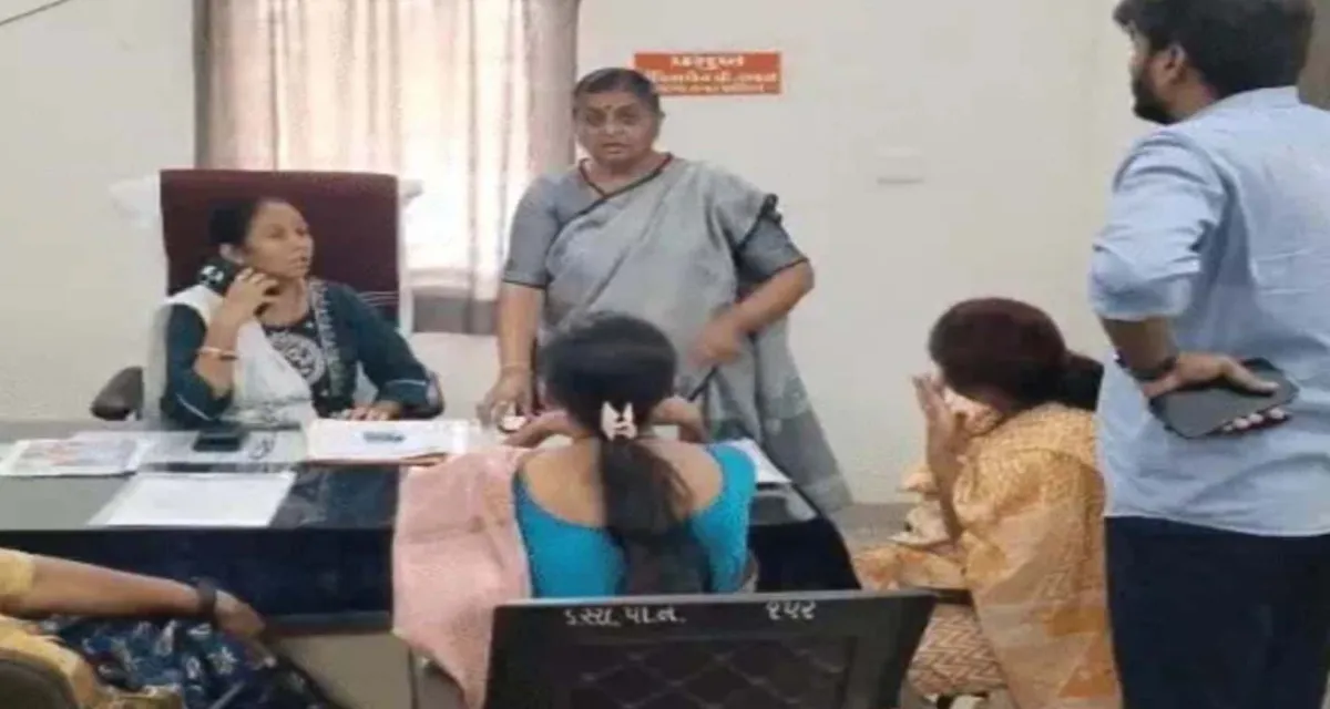 પાટણ નગરપાલિકાના ચીફ ઓફિસર હીરલબેન ઠાકર સામે આખરે ફરિયાદ નોંધાઈ