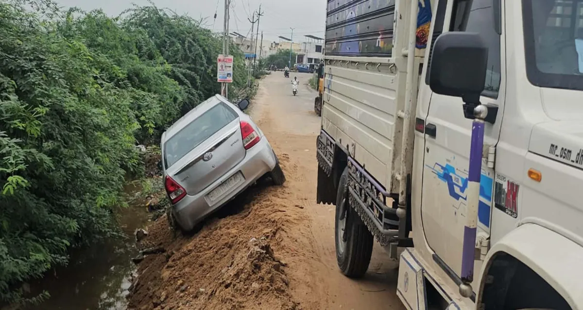 ડીસામાં કોન્ટ્રાક્ટરની લાપરવાહી: વીરેન પાર્કથી માર્કેટયાર્ડ રોડ પર આડેધડ ખોદકામથી વાહનચાલકો ત્રસ્ત