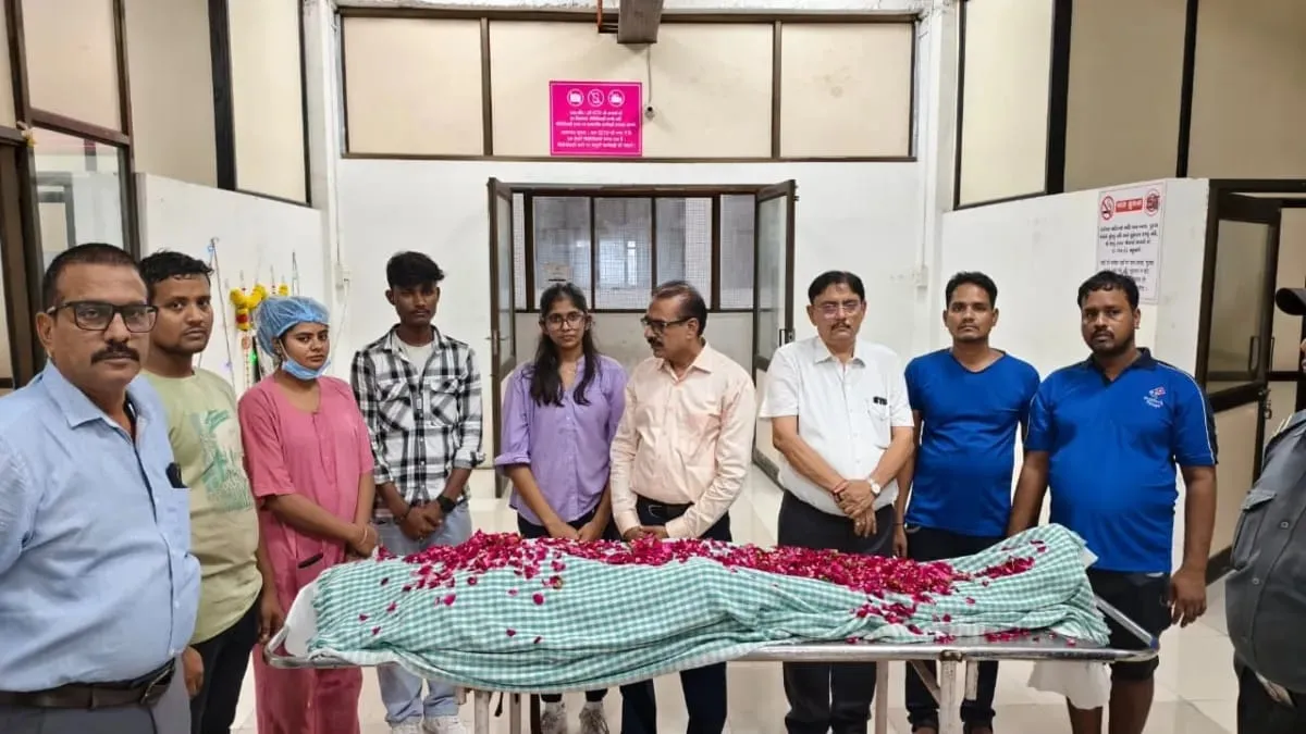 દેશમાં પહેલી વાર વંદે ભારત ટ્રેન દ્વારા સુરતથી અમદાવાદ હૃદય પહોંચાડવામાં આવ્યું