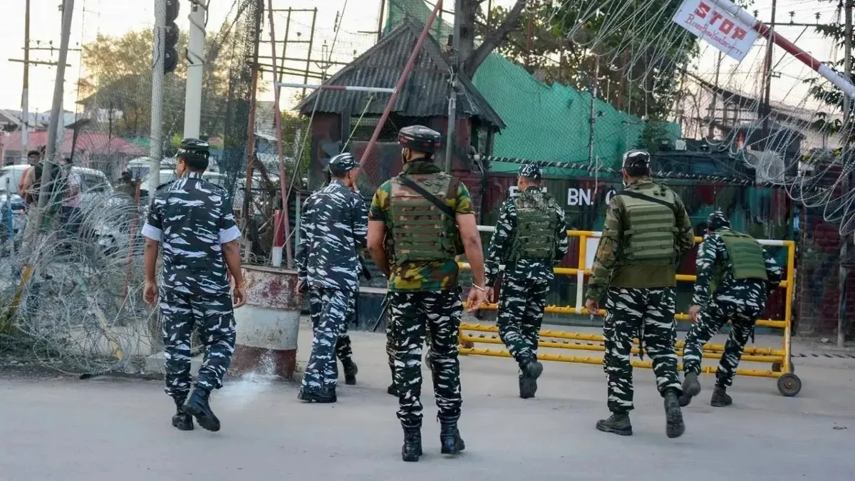 CRPF અધિકારીએ બે સાથીદારોની ગોળી મારી હત્યા