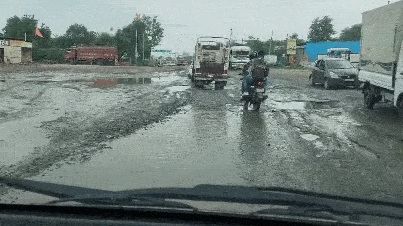 નેનાવા-સાંચોર હાઈવે પર ખાડાઓનું સામ્રાજ્ય બિસ્માર રસ્તાથી વાહનચાલકો પરેશાન