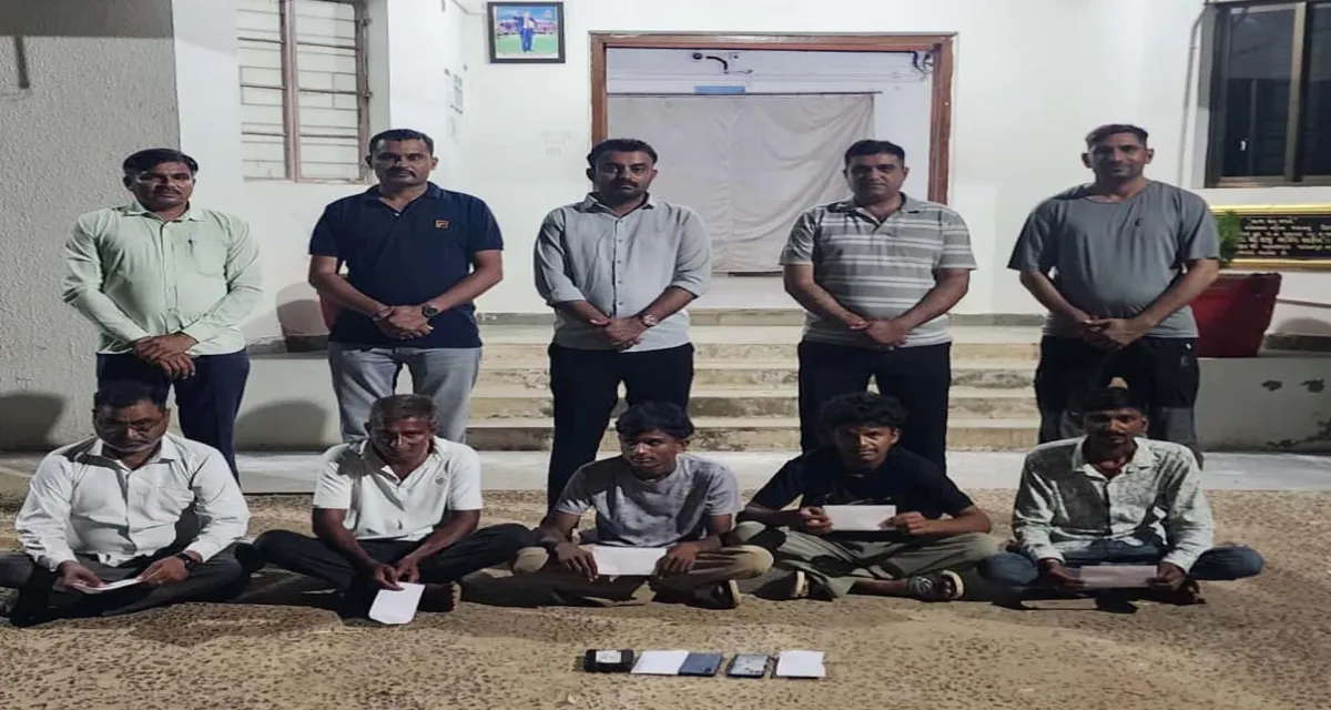 ભાભરમાં LCBની રેડ: જુગાર રમતા 5 શખ્સો ઝડપાયા