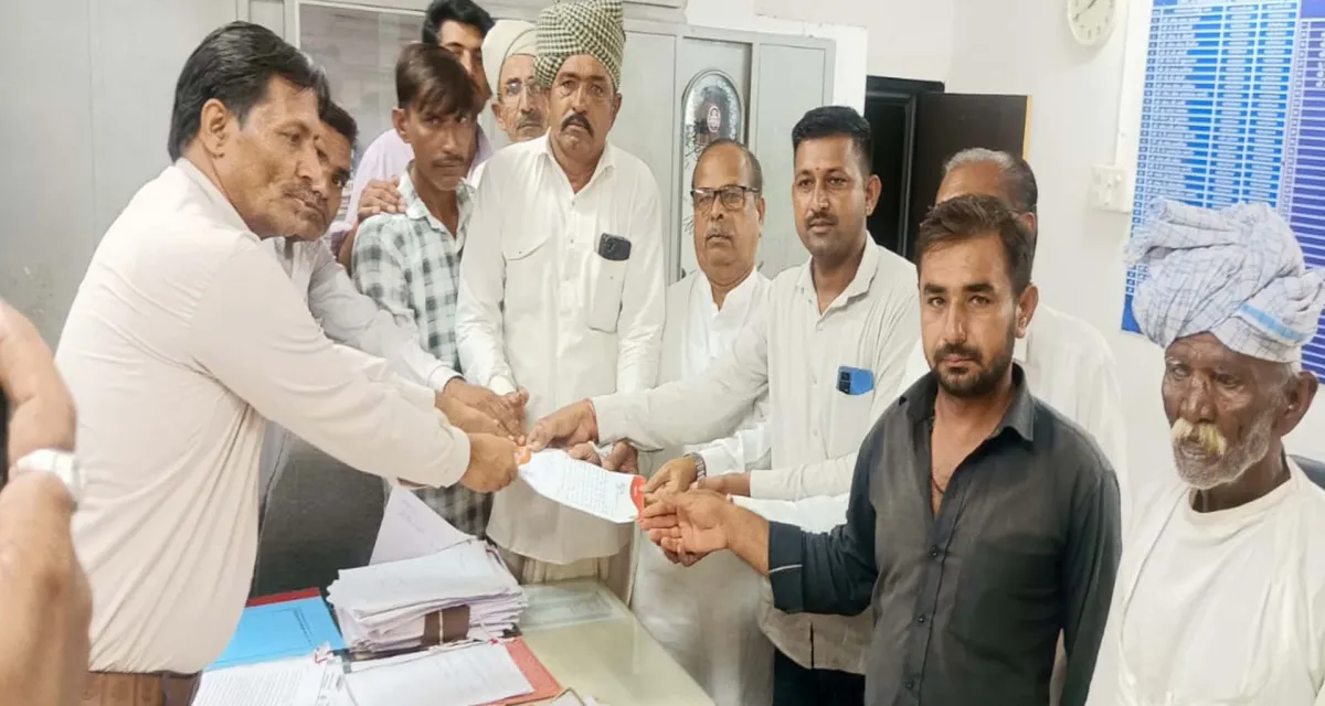 વાવના મોરિખા ગામે વરસાદી પાણીના નિકાલ માટે ગ્રામજનોએ મામલતદારને આવેદનપત્ર પાઠવ્યું