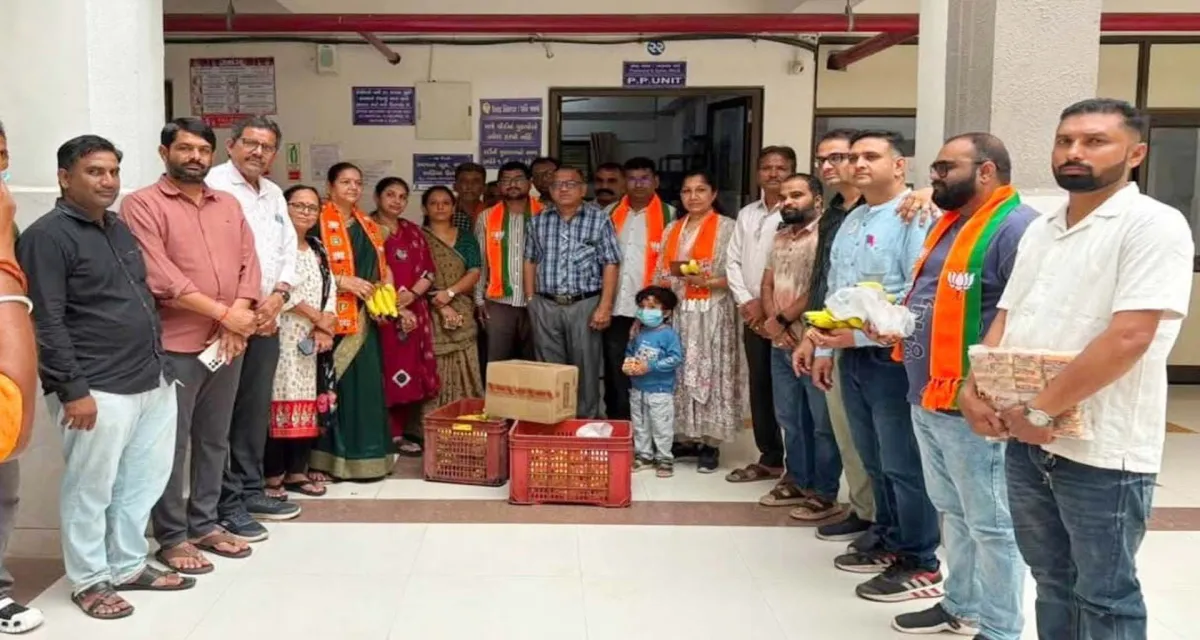 ઈડર સિવિલ હોસ્પિટલમાં ભાજપ અને નગરપાલિકા ટીમ દ્વારા ફ્રૂટ-બિસ્કિટ વિતરણ કરાયું