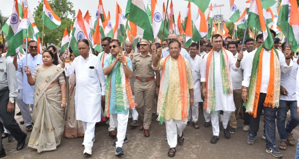 હિંમતનગર 'હર ઘર તિરંગા' યાત્રાથી દેશભક્તિના રંગે રંગાયું