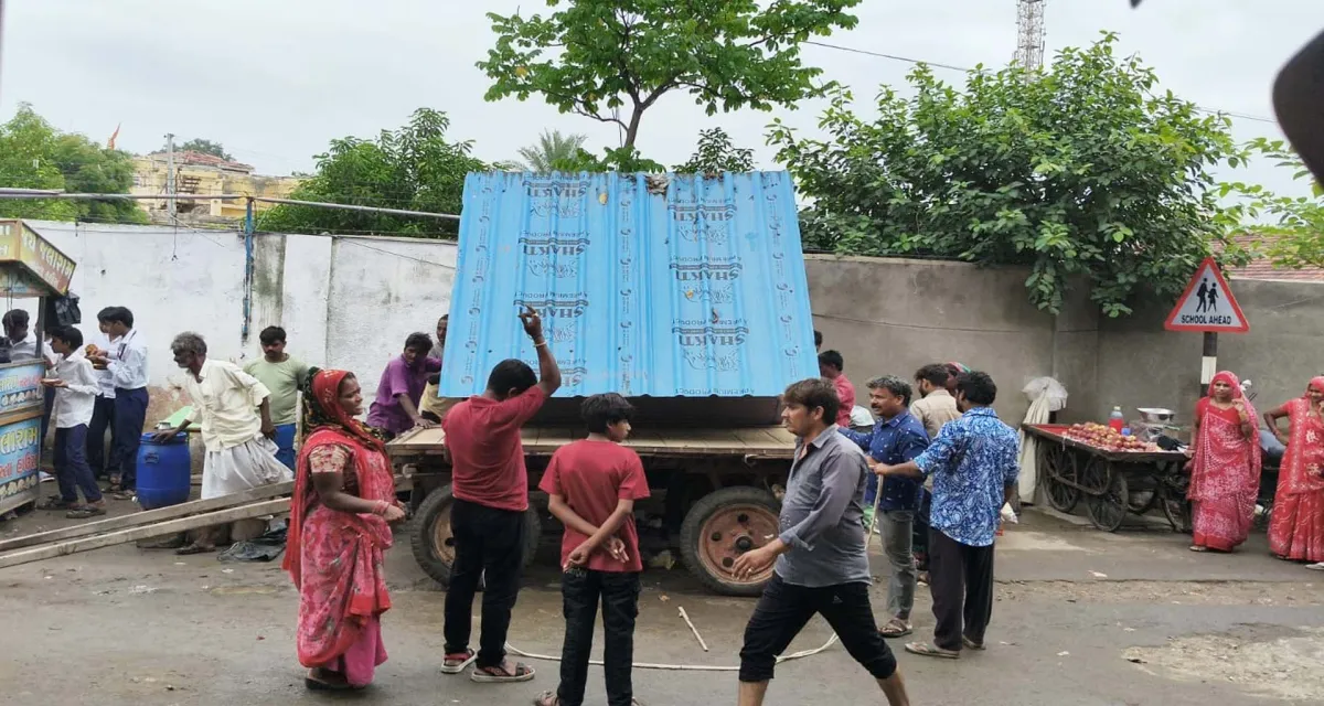 રાધનપુર બજારમાં ગેરકાયદે કેબીનો સામે નગરપાલિકાનું બુલડોઝર ફર્યું