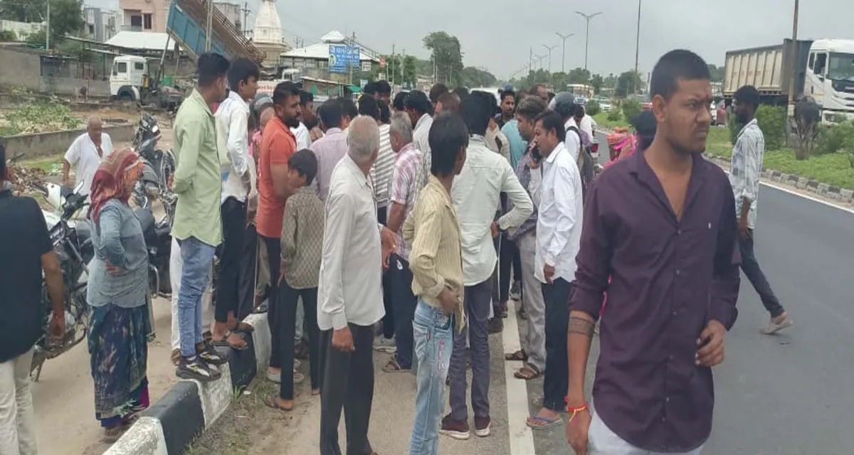 ડીસા-પાલનપુર હાઇવે પર અચાનક આખલો આડો ઊતરતાં અકસ્માત સર્જાયો