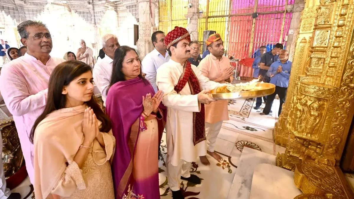 ગૌતમ અદાણી પોતાના પરિવાર સાથે મહુડી પહોંચ્યા, જૈન મંદિરમાં પૂજા-અર્ચના કરી