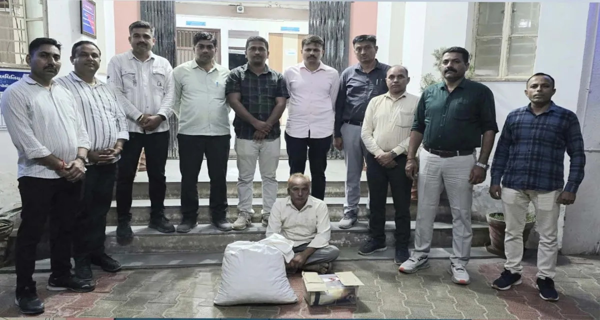 ડીસાના સમૌ ગામે કરિયાણાની દુકાનમાં રૂ. ૧.૦૨ લાખના પોષડોડા સહિતના મુદ્દામાલ સાથે એક ઝડપાયો