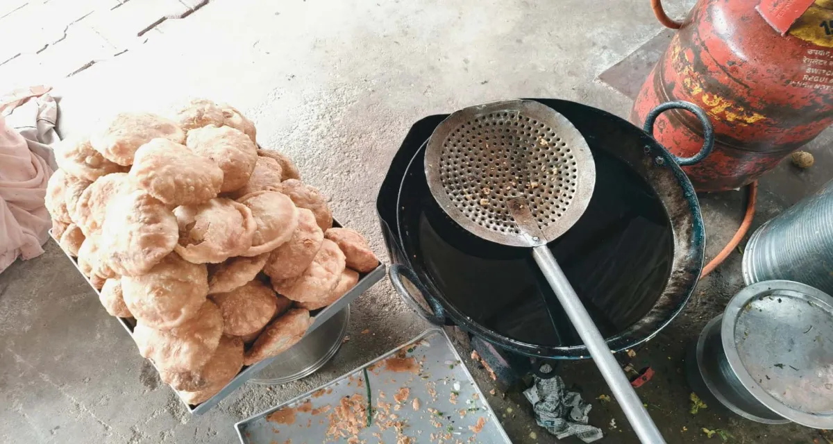 થરાદમાં ફરસાણ-મીઠાઈની દુકાનોમાં અચાનક તપાસની માંગ: વારંવાર વપરાતા તેલ અને ભેળસેળથી આરોગ્ય સામે ખતરો