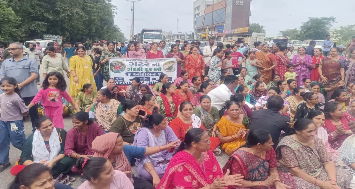 પાટણમાં ગટરની સમસ્યા: પદ્મનાભ ચારરસ્તા પર નેશનલ હાઈવે લોકોએ બ્લોક કર્યો
