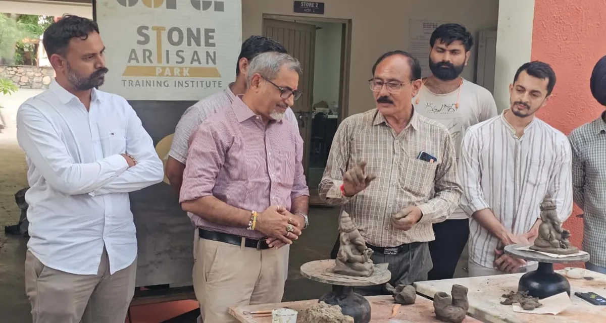 અંબાજીમાં યુવાનો માટે ઈકો-ફ્રેન્ડલી ગણપતિ મૂર્તિ બનાવવાની વિશેષ તાલીમ અપાઈ