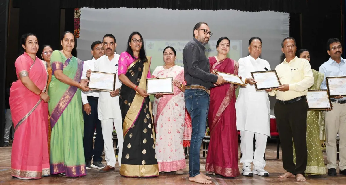 હિંમતનગર ખાતે જિલ્લા પંચાયત પ્રમુખની અધ્યક્ષતામાં ‘શ્રેષ્ઠ શિક્ષક સન્માન સમારોહ’ યોજાયો
