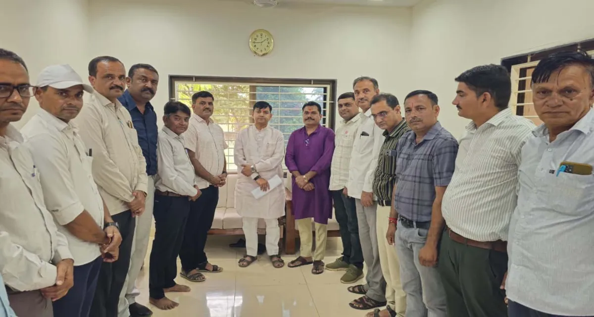 બનાસકાંઠા જિલ્લા પ્રાથમિક શિક્ષક ધિરાણ મંડળી બચાવવા સંઘર્ષ સમિતિ દ્વારા મંત્રીને આવેદનપત્ર આપ્યું 