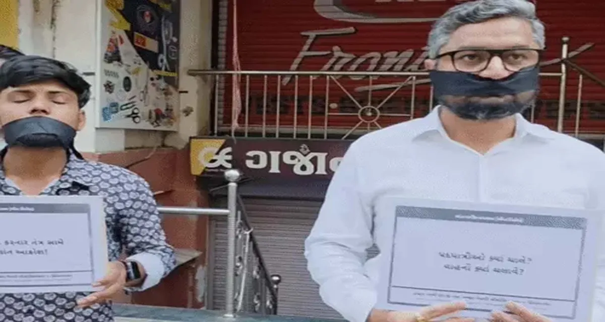 હિંમતનગરમાં વેપારીઓની મૌન હડતાળ: અધૂરા વિકાસકામો અને સમસ્યાઓને લઈ દુકાનો રાખી બંધ