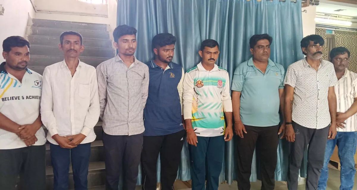 ભાભરના અબાસણામાં એલસીબીના દરોડા: રૂ. ૧ લાખની રોકડ સાથે ૮ જુગારીઓ ઝડપાયા