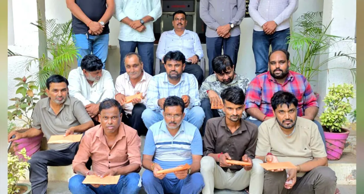 વાવના ચાંદરવા ગામે પોલીસના દરોડા: સીમમાં જુગાર રમતા 10 શખ્સો ઝડપાયા