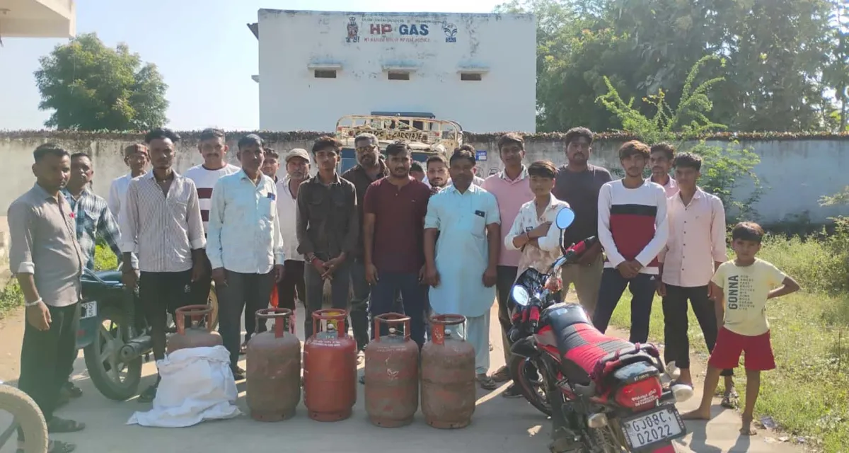 અમીરગઢમાં ગેસ સિલિન્ડરની અછતથી હાલાકી: લોકોએ મામલતદારને લેખિત રજૂઆત કરી 