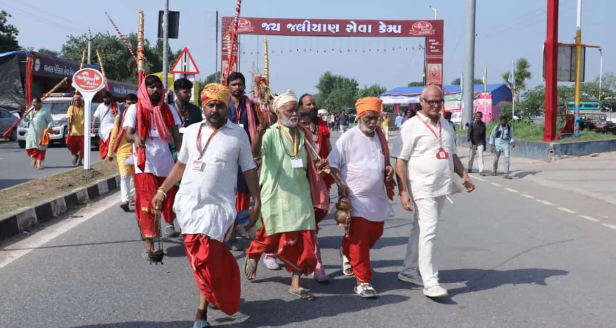 અંબાજી મહામેળો: વર્ષો જૂની પરંપરા મુજબ લાલ ડંડા સાથે પદયાત્રીઓનું આગમન