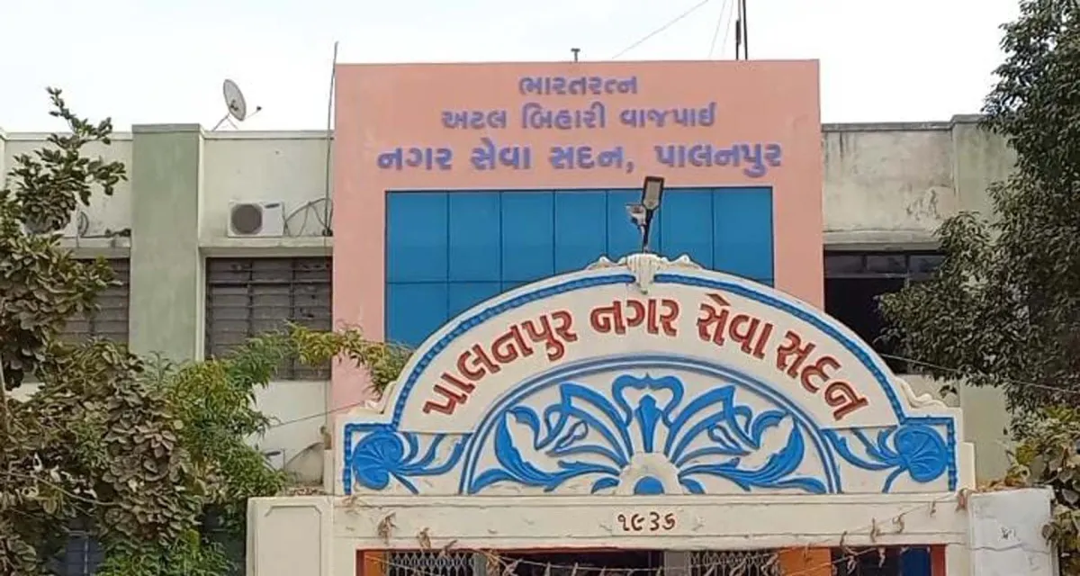 "વાડ જ ચીભડાં ગળે: પાલિકાના ખર્ચે ખાનગી પ્લોટની સફાઈ ભારે પડી!"