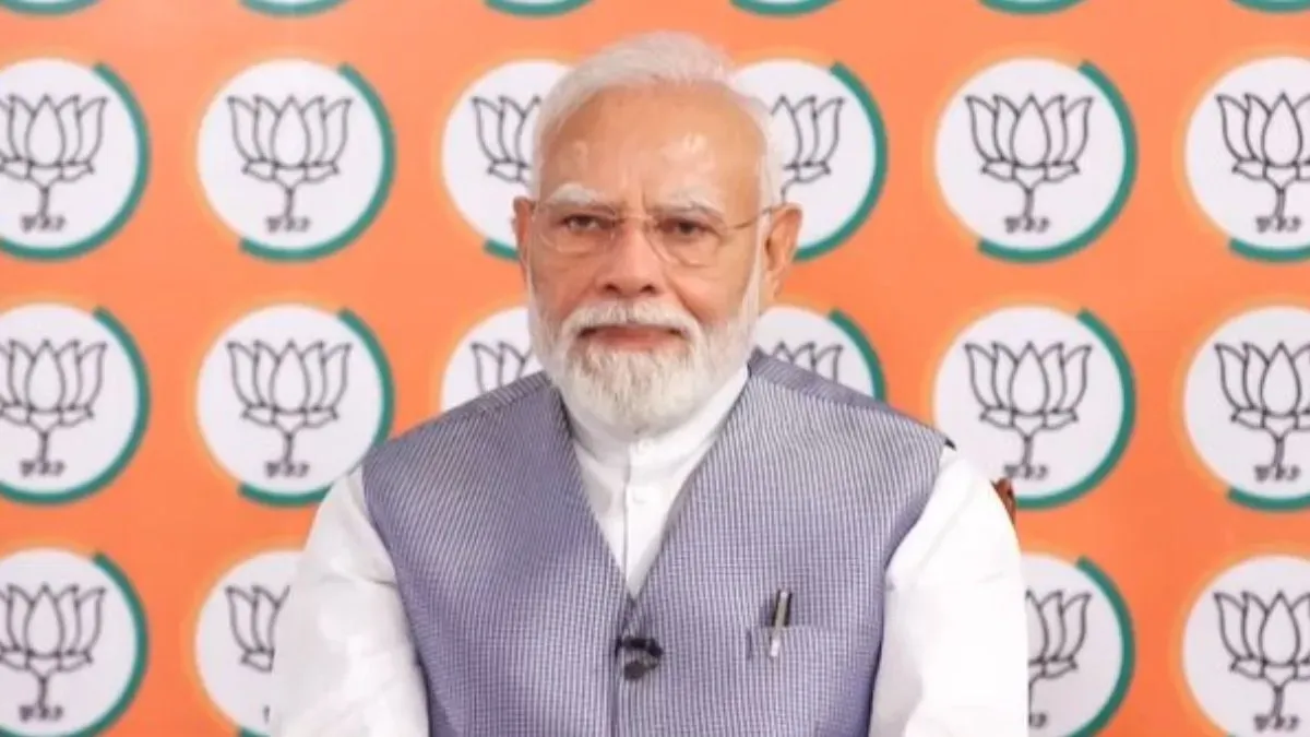 વારાણસીથી વડનગર જઈ રહેલા યુવાનો સાથે પીએમ મોદીએ વાતચીત કરી